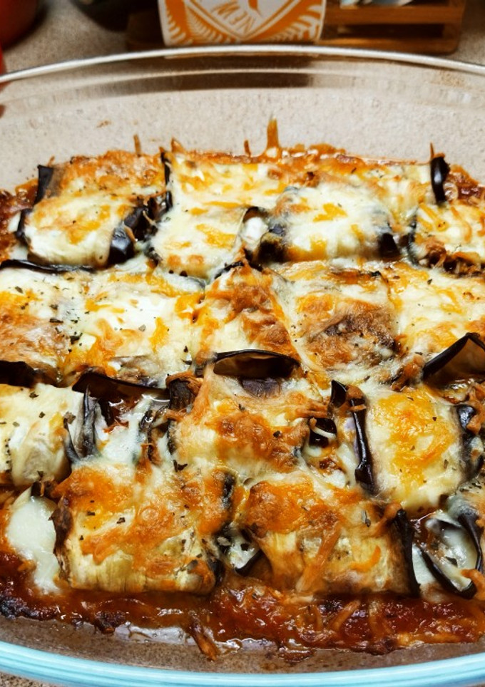 Una foto de Rollitos de berenjena con tomate