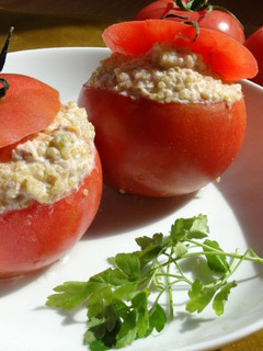 Una foto de Tomates rellenos de quinoa, atún y queso fresco