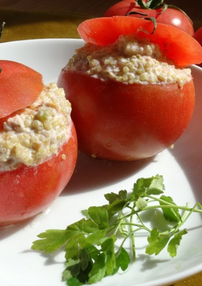 Una foto de Tomates rellenos de quinoa, atún y queso fresco