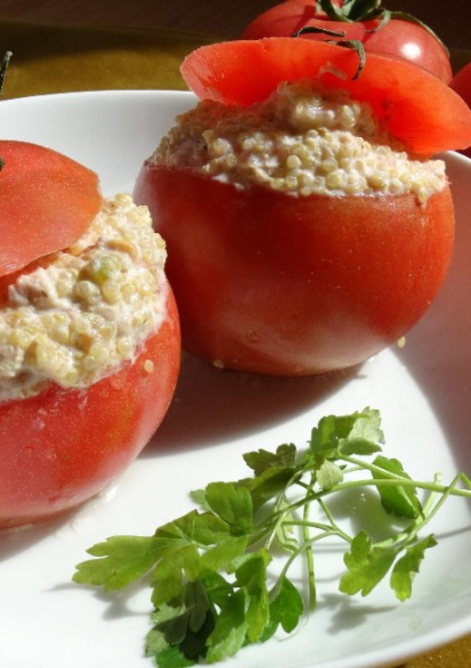 Una foto de Tomates rellenos de quinoa, atún y queso fresco