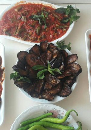 صورة لوصفة مقالي (باتنجان مقلي مطبق مع البندورة)