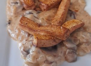 Una foto de Crema de champiñones con tofu salteado
