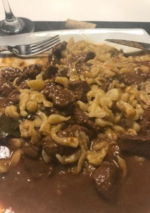 Una foto de Goulash con spätzel