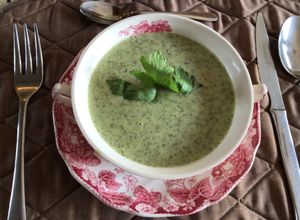 Una foto de Crema de papa y Kale (col rizada)