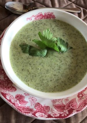 Una foto de Crema de papa y Kale (col rizada)
