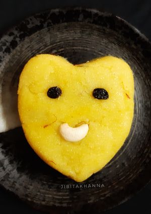 A picture of Rava Kesari / Kesar Sooji Halwa.
