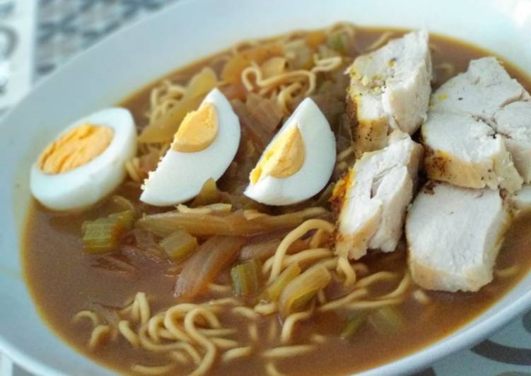 Sopa Ramen de Pollo Asiática