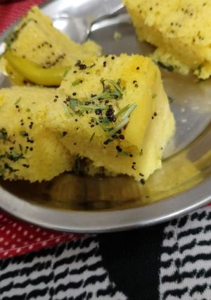 ढोकला(dhokla recipe in hindi) रेसिपी मुख्य फोटो