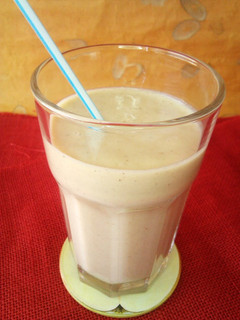 Una foto de "Smoothie" vegano de tarta de manzana y almendras