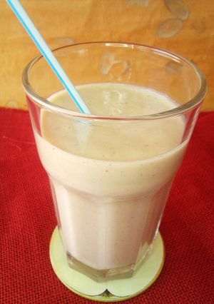 Una foto de "Smoothie" vegano de tarta de manzana y almendras