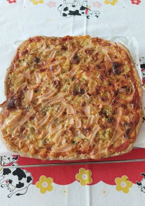 Una foto de Pizza de pavo, cebolla caramelizada y miel. Base casera integral