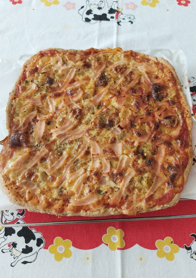 Una foto de Pizza de pavo, cebolla caramelizada y miel. Base casera integral