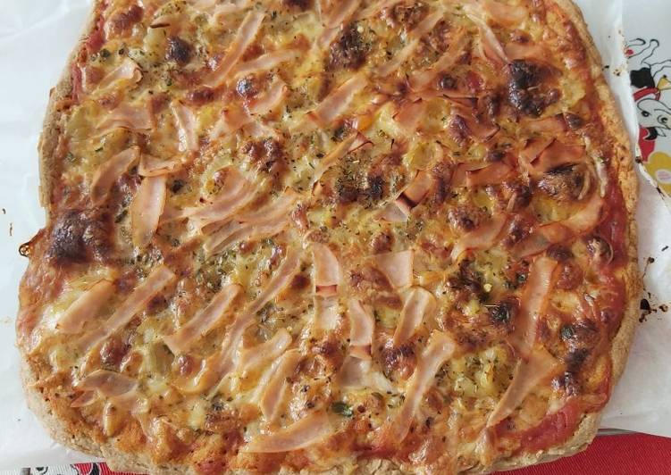 Pizza de pavo, cebolla caramelizada y miel. Base casera integral