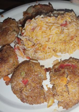 Una foto de Albondiguitas veganas de burgol con arroz