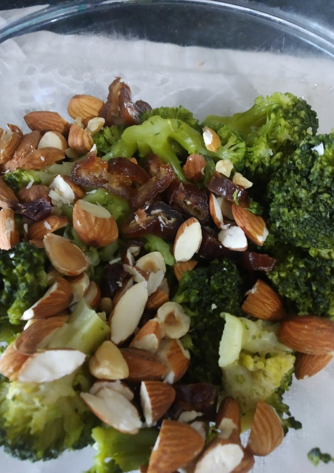 Una foto de Ensalada de brécol y frutos secos