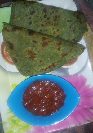 बथुआ का पराठा (Bathua ka paratha recipe in Hindi) रेसिपी मुख्य फोटो