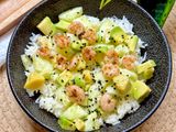 Arroz basmati con pepino, aguacate y gambas