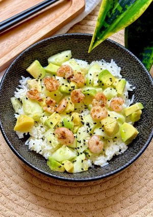 Una foto de Arroz basmati con pepino, aguacate y gambas