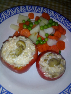 Una foto de Tomates 🍅 rellenos de arroz y atún