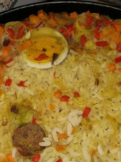 Una foto de Arroz con vegetales y longaniza