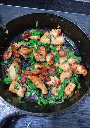 Hình của món Ba chỉ rang cháy cạnh.
