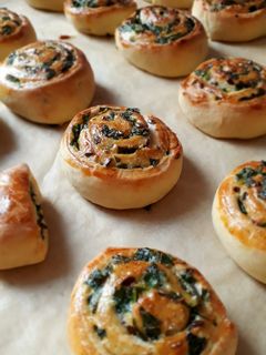 Lenmagvas-medvehagymás mini csigák recept fotója