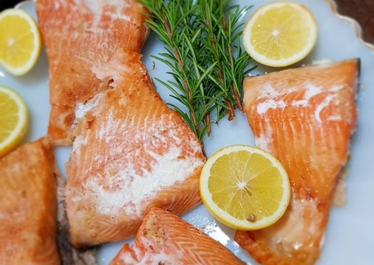 سمك مشوي بالفرن بطريقة سهلة مع رز اصفر