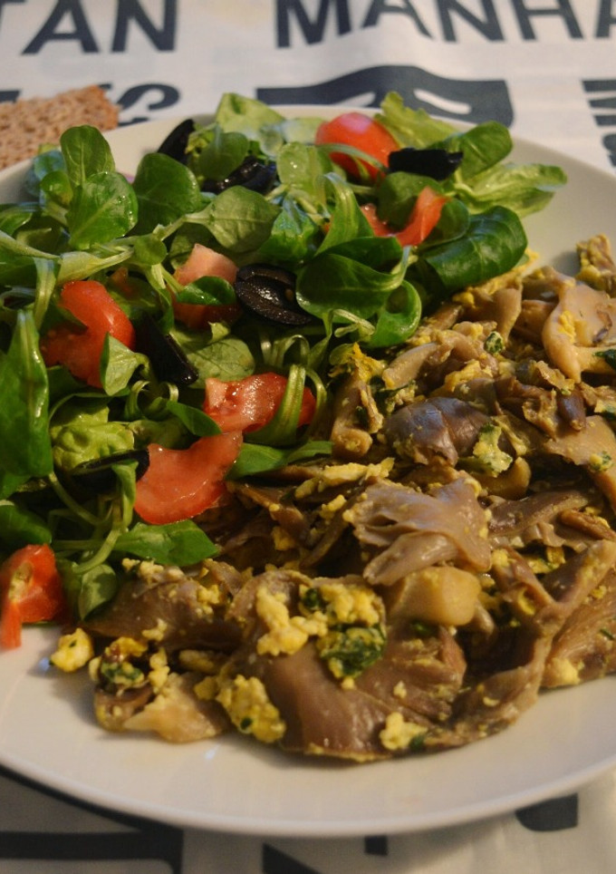 Una foto de Revuelto de setas y ensalada