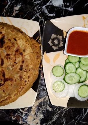 A picture of بیسن کے مصحالے دار پراٹھے 😋.