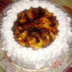 Una foto de Tarta de crema pastelera con yema tostada y merengue