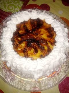 Una foto de Tarta de crema pastelera con yema tostada y merengue