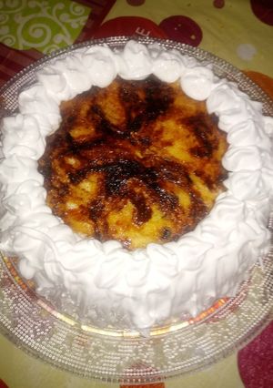 Una foto de Tarta de crema pastelera con yema tostada y merengue