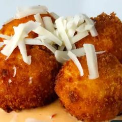 A picture of Chicken cheese ball with dressing.