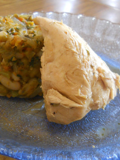 Una foto de Supremas en su salsa con guarnicion de mix de vegetales y porotos salteados