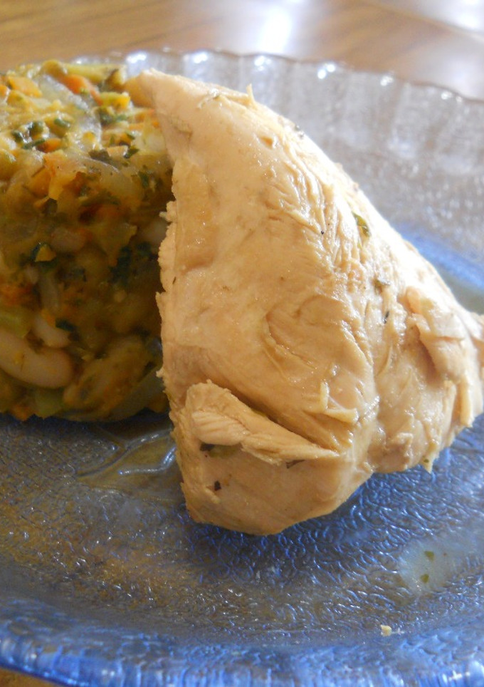 Una foto de Supremas en  su salsa con guarnicion de mix de vegetales y porotos salteados