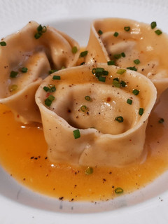 Una foto de Pasta fresca de merluza y cebolla caramelizada