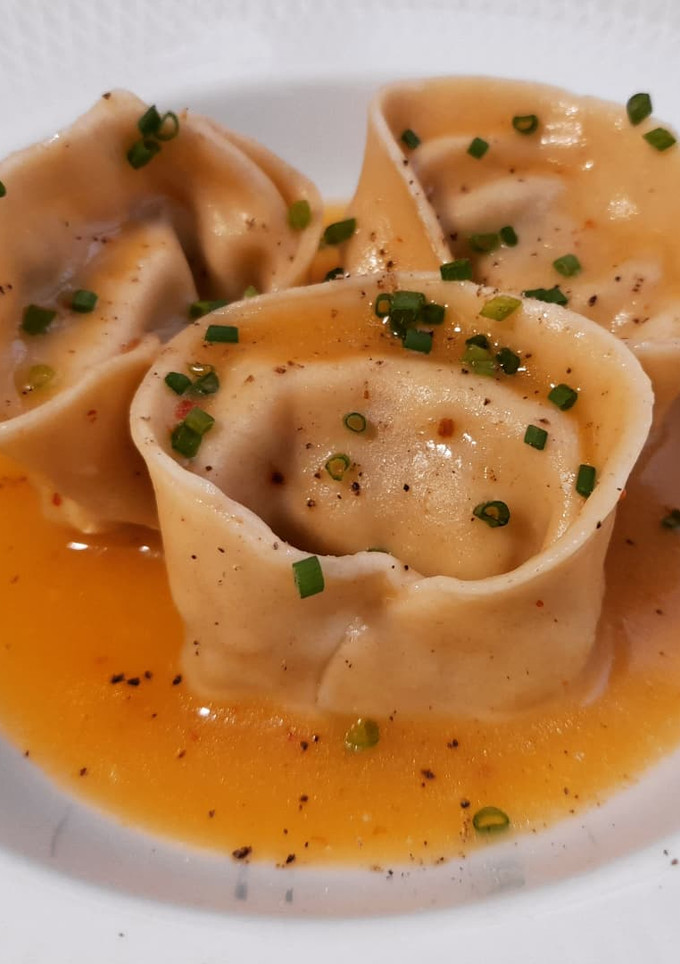 Una foto de Pasta fresca de merluza y cebolla caramelizada