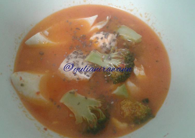 Cara Membuat Sup Tomat Brokoli Tahu Telur yang Lezat