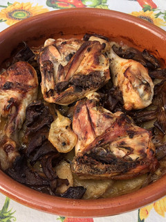Una foto de Pollo asado con manzanas y setas
