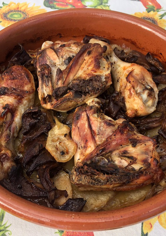 Una foto de Pollo asado con manzanas y setas
