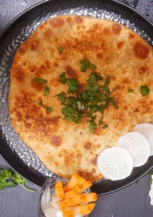 स्टफ्ड मूली पराठा (Stuffed mooli paratha recipe in Hindi) रेसिपी मुख्य फोटो