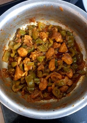 A picture of Boneless chicken with shimla mirch 🍗🫑🫑🌶️🧅.