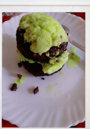 A picture of Instant Chocolate Cake with Ice cream.