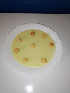 Una foto de Puré de calabacín con picatostes👩🍳🥄
