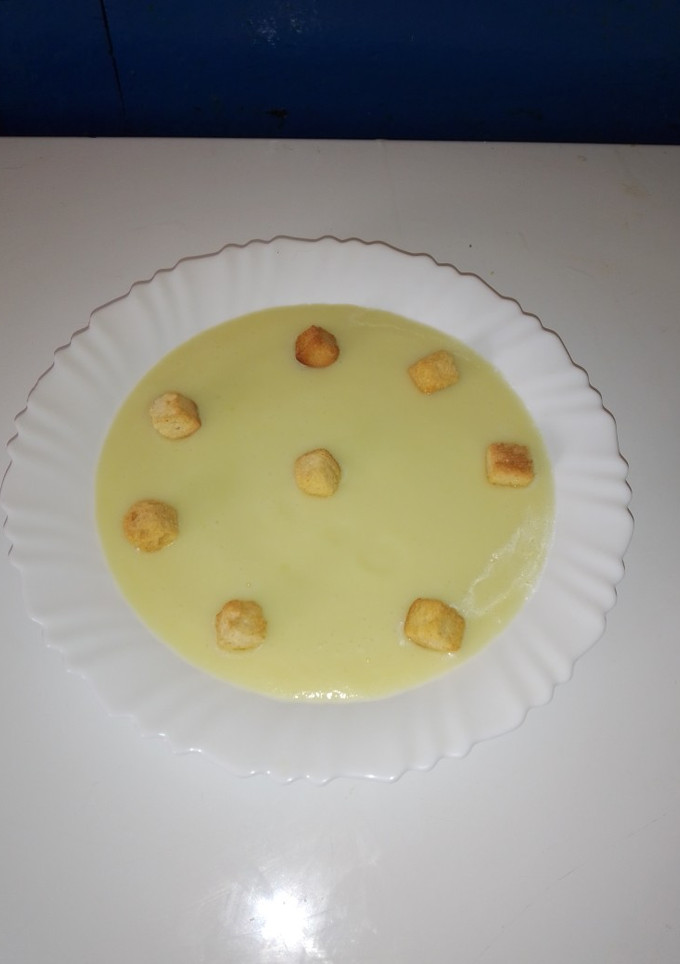 Una foto de Puré de calabacín con picatostes👩‍🍳🥄