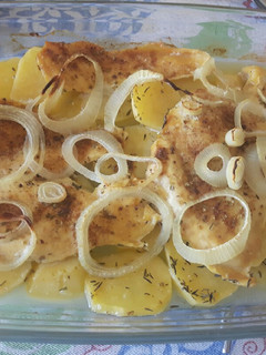 Una foto de Pechuga y patatas al horno