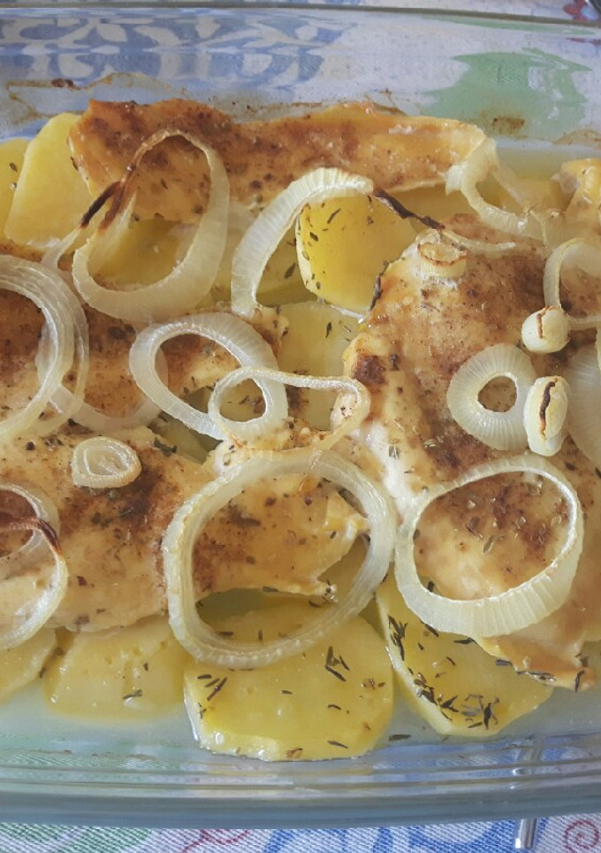 Una foto de Pechuga y patatas al horno