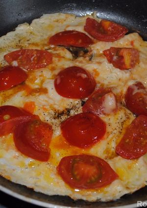 A picture of Persian style tomato omelette.