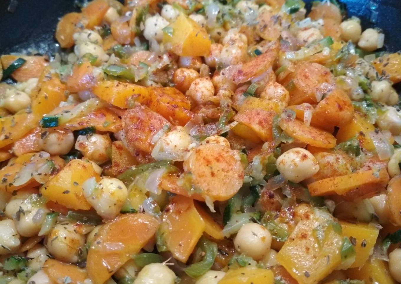 Pisto (sin tomate) de verduras con garbanzos