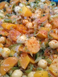 Una foto de Pisto (sin tomate) de verduras con garbanzos